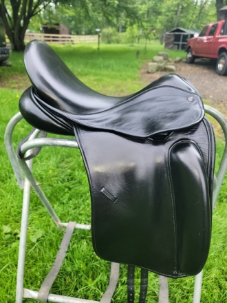 Tack ID: 568528 17 County Perfection Dressage Saddle - Med Tree - Used/Blk - PhotoID: 153087 - Expires 15-Aug-2024 Days Left: 42
