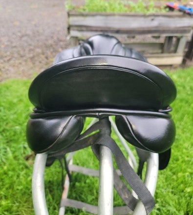 Tack ID: 568528 17 County Perfection Dressage Saddle - Med Tree - Used/Blk - PhotoID: 153088 - Expires 15-Aug-2024 Days Left: 44