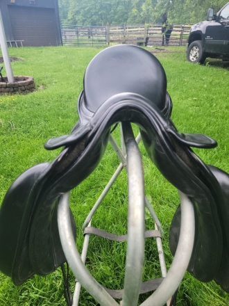 Tack ID: 568528 17 County Perfection Dressage Saddle - Med Tree - Used/Blk - PhotoID: 153089 - Expires 15-Aug-2024 Days Left: 42