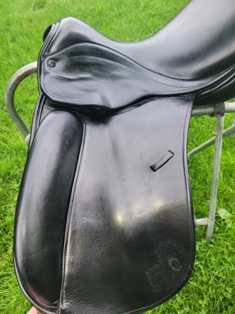 Tack ID: 568528 17 County Perfection Dressage Saddle - Med Tree - Used/Blk - PhotoID: 153090 - Expires 15-Aug-2024 Days Left: 42