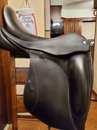 Tack ID: 568691 2013 18 Custom Saddlery Icon Coda Dressage Saddle - PhotoID: 153343 - Expires 24-Sep-2024 Days Left: 17