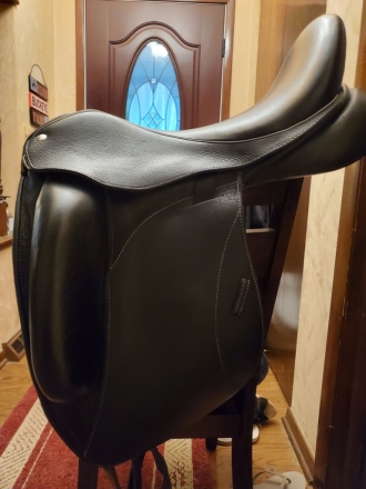 Tack ID: 568691 2013 18 Custom Saddlery Icon Coda Dressage Saddle - PhotoID: 153344 - Expires 24-Sep-2024 Days Left: 17