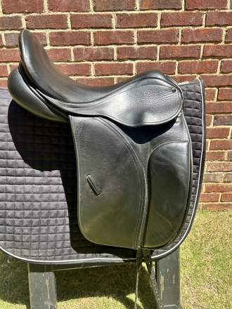 Tack ID: 568704 County Connection 18 M Saddle for Sale - PhotoID: 153362 - Expires 27-Sep-2024 Days Left: 11