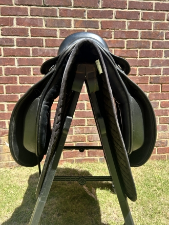 Tack ID: 568704 County Connection 18 M Saddle for Sale - PhotoID: 153363 - Expires 27-Sep-2024 Days Left: 11