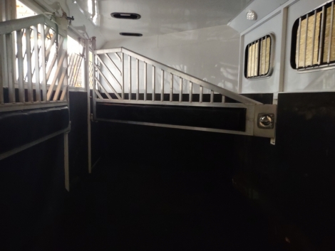 Tack ID: 568916 2017 Trail West 3 horse trailer - PhotoID: 153665 - Expires 18-Nov-2024 Days Left: 32