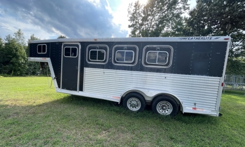 Tack ID: 568950 Featherlite horse trailer - PhotoID: 153723 - Expires 29-Nov-2024 Days Left: 37